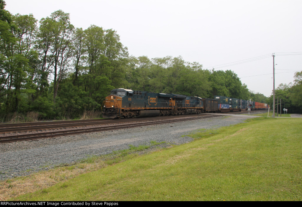 CSX 815 takes an intermodal train west through Westfield New York